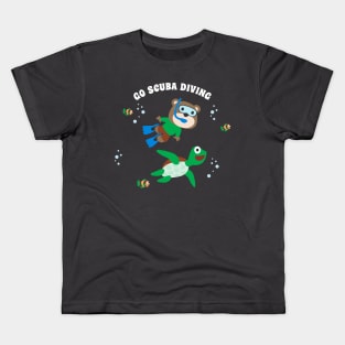 Diving with funny bear and turtle with cartoon style. Kids T-Shirt